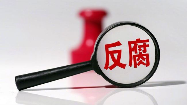 穿过迷你吧，中央的位置摆放着两组相对而坐的沙发，而过了会客厅再往前，还有一高一低的两排正对着落地窗的沙发，这便是观看演出的区域。